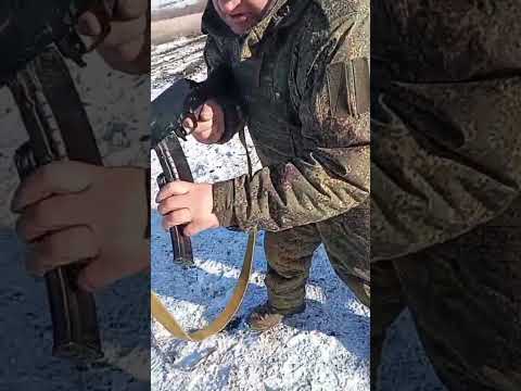 Молодёж учит пожилых дедов .
