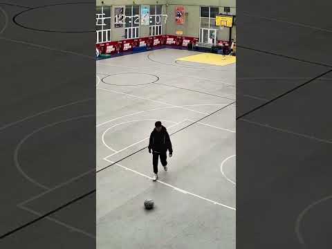 Il voulait récupérer son ballon et ...