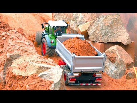 STUCKING RC TRATORS AND TRUCKS / CONSTRUCTION EQUIPMENT AT HARD WORK