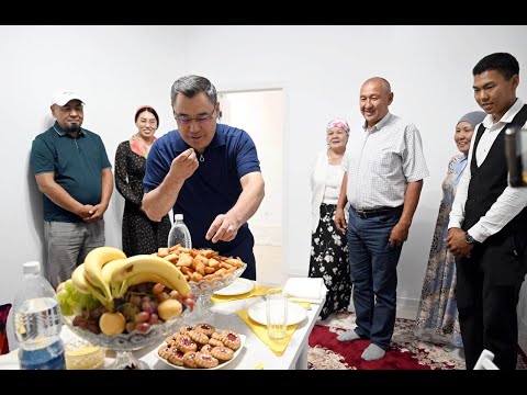 Садыр Жапаров МИК салган ЖАҢЫ этаж ҮЙДҮН ичин КӨРҮП текшерип ЖАШООЧУЛАР м/н УЧУРАШЫП даам ООЗ тийди