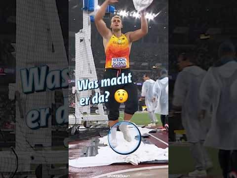 Warum trägt er seine Socken über den Schuhen? | Sportschau #shorts