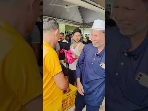 মালয়েশিয়া প্রবাসীদের মাঝে কুরবানির গোস্ত বিতরণ করছেন মালয়েশিয়া প্রবাসী খোকন ভাই । আল্লাহ কবুল করুন