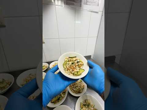 Салат с фасолью и курицей: Хрустящая свежесть за 20 минут! #рецепты #свамиданя #салат