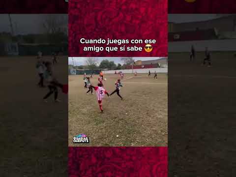 ๐ฏ Cuando juegas con ese amigo que sรญ sabe ๐๐ | #football #footballshorts #futbol #soccer