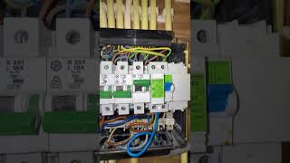 Knetterende groepenkast wat een chaos! #dutch #electrician #sparky