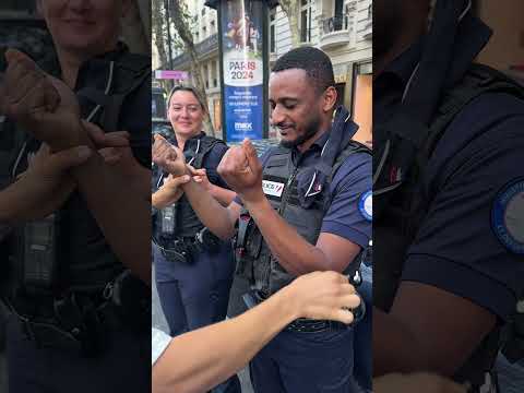 Sossam dépouille un Policier français 🤣🪄🤯🚨 #magic #police #france #world #youtubeshorts #shorts