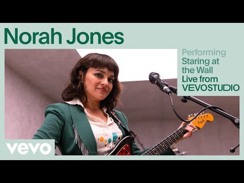 Norah Jones - Staring at the Wall (Live Performance) | Vevo)