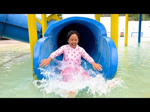 Drama Keysha Dan Sheena Mau Berenang - Kids Playing Water Slide In The Swimming Pool