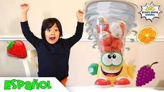 Ryan juega Crazy Blender con huevos Kinder Sorpresa.