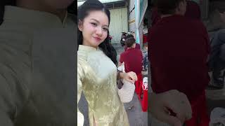 Móc cái túi mới mặc áo dài