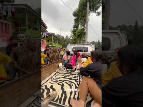 Lagi Santai Di Mobil Auto Kena Sama Kuda Lumping!!! Seni Benjang Mekar Budaya