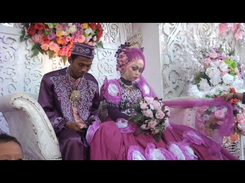 Pengantin Hanya Diam Menunduk Ketika Di Lihat Seluruh Warga Desa