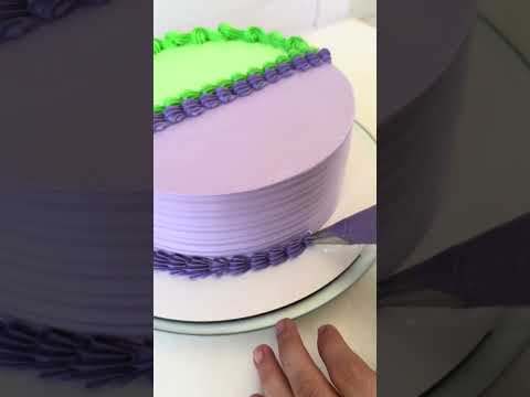 A cliente pediu dois temas em um bolo