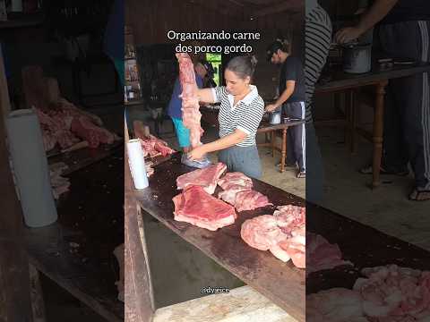 Organizando as carnes de porco