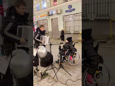 Баянист не смог сдержаться! Реакция бесценна!
