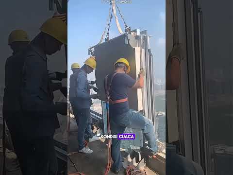 Ketelitian di Ketinggian: Aksi Pekerja China Memasang Kaca di Gedung Pencakar Langit!