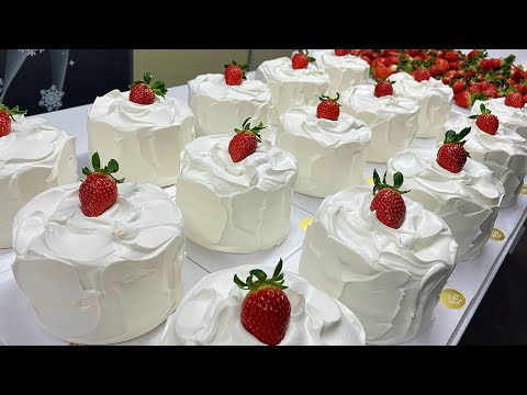 케익속에 딸기한팩이 통으로? 예약없인 못먹는 딸기 한팩 통 케이크 Popular korean strawberry cake - Korean street food