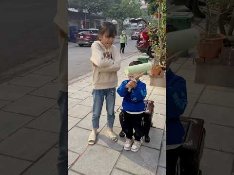 Cô bé nóng tính xin lỗi em trai. #comedy #funny #short