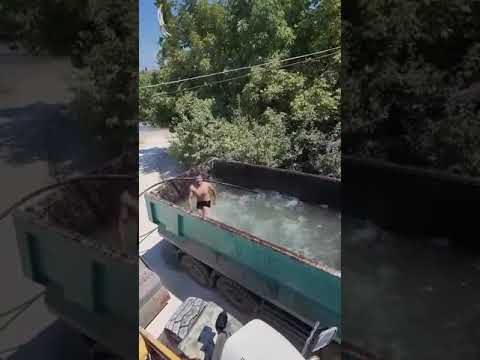 Come rinfrescarsi senza andare al mare : anche un camion può diventare una piscina #mare #caldo