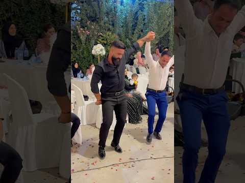 يسقط قناع الدبيكة عندما يحضر الامبراطور 😎 قائد الدبكة و امبراطورها Amazing lebanese dabke