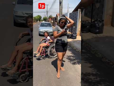 mãe se distrai com vídeos no celular e esqueci que estava no meio da rua #humor #shortsviral
