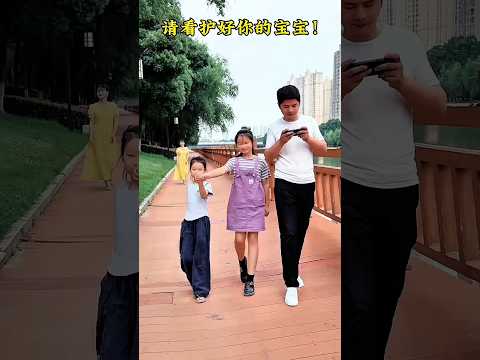كان شخص غريب يأخذ طفلة صغيرة معه، ثم حدثت معجزة كبيرة! 😱👧