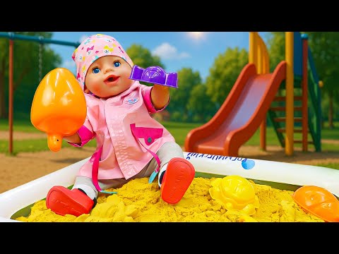 Vamos dar uma volta com a boneca Emily e brincar na caixa de areia! 🍼 Cuidando da boneca!