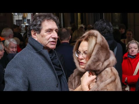 УБИТАЯ ГОРЕМ ЛЮДМИЛА МАКСАКОВА ВСТАЛА НА КОЛЕНИ ПЕРЕД ГРОБОМ ВЛАДИМИРА СИМОНОВА | СЛЁЗЫ РОДНЫХ … 