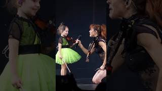 Lindsey played with her fan on stage #shorts