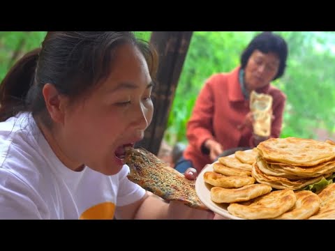 1200买烧饼桶，婆媳忙半天，烧饼金黄酥脆直掉渣，出锅那一秒值了【陈说美食】