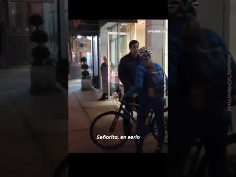 Peatón le da una Lección a esta Molesta Ciclista ??
