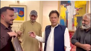 عمران خان کا ایک اور خوبصورت ویڈیو جو 12 مارچ 2023 میں زمان پار ک لاہور میں کارکون کے ساتھ سائن کروا