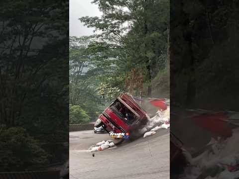 Detik detik mengerikan🥹 #trucksumbar32 #truckmania #sitinjaulauikchannel