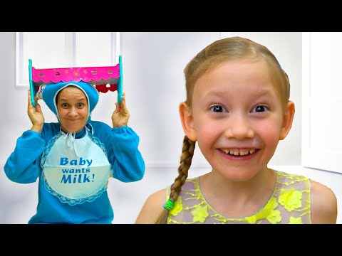 Alena y Mamá Juegan a los Niños