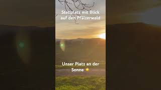 Unser schöner Stellplatz in Meckenheim mit Blick auf die Berge des Pfälzerwaldes. Frühling ☀️🦋🌺🌷