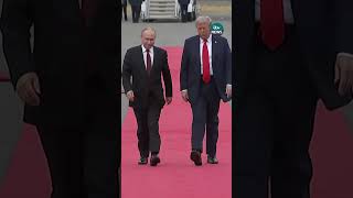 Trump and Putin shake hands and smile as they meet ahead of closed-door meeting on Ukraine #shorts