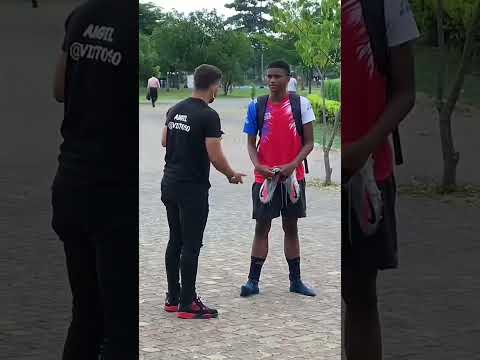 Un saludo de manos muy peculiar