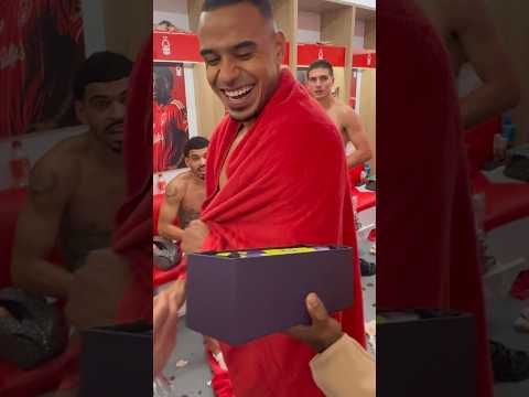 Surprising Murillo in the dressing room with his Player of the Match award! 🏆