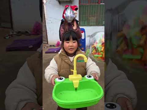 Bear series, parent-child interaction, growing up and playing together, carefree childhood, unforge
