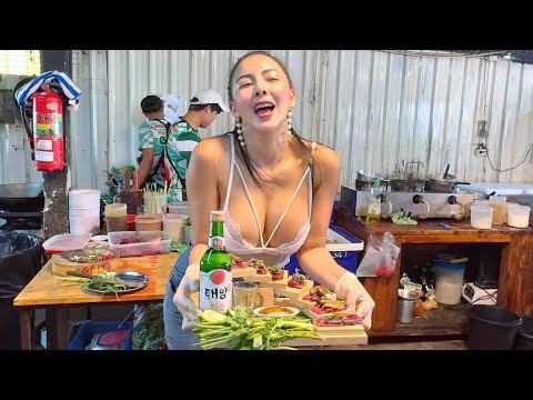 She Serve Delicious Beef , beef Giblets and Spicy Suace in Pattaya - Thai Street Food