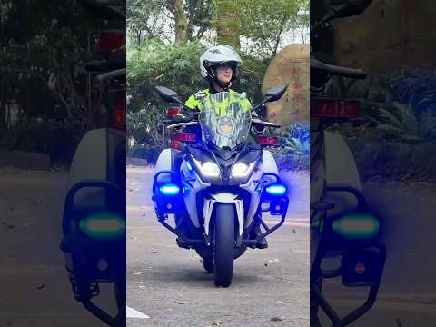 国庆假期第三天奶凶奶凶的兔子警官骑摩托去山上巡逻了 #杭州女交警 #兔子警官 #正能量 #李語蔚 #杭州西湖
