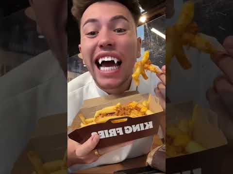 Je mange un hamburger avec mes dents de vampire 😱😂
