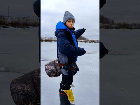 Чуть не избили на рыбалке😲 #рыболов #fishing #рыбак #снастидлярыбалки #плотва #окунь #мормышка #рек