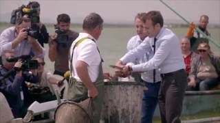 Emmanuel Macron se lave les mains