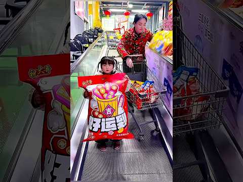 She returned all the snacks without the daughter noticing | She couldn’t afford them😢😢😢