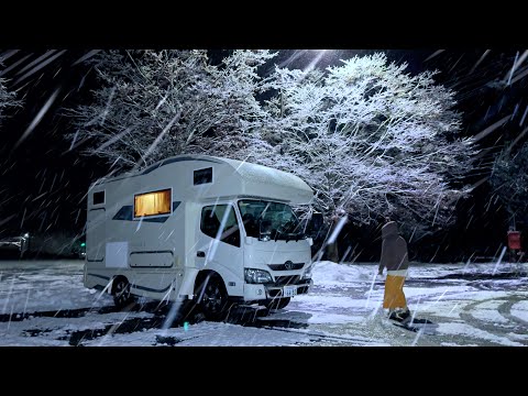 【雪中車中泊】今季初の大寒波到来！｜大型モニターで楽しむ大雪の夜｜キャンピングカー車中泊