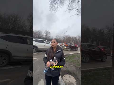 Девушки раздают воду в пост #кыргызстан #бишкек #kyrgyzstan