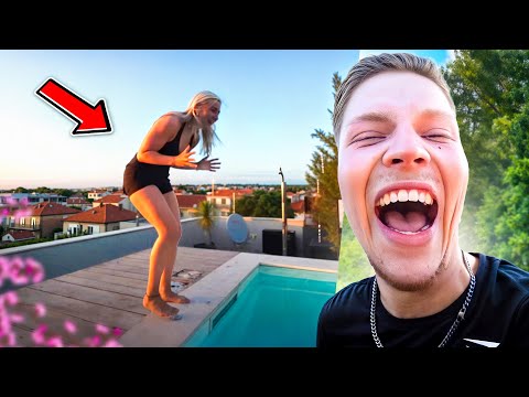 ZE SPRINGT MET AL HAAR KLEDING IN HET WATER! 🤣