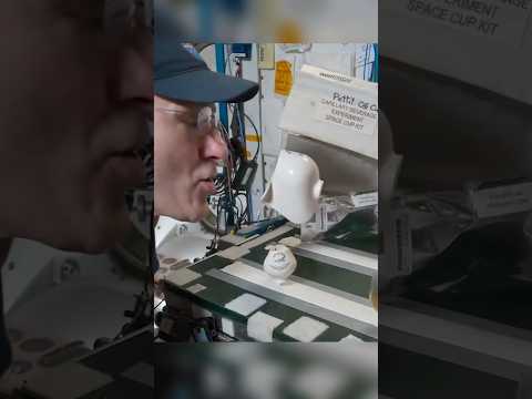 Так пьют кофе только в невесомости