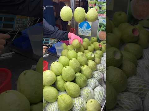 Must-Eat Pink Guava in Taiwan! So Fresh and Juicy!